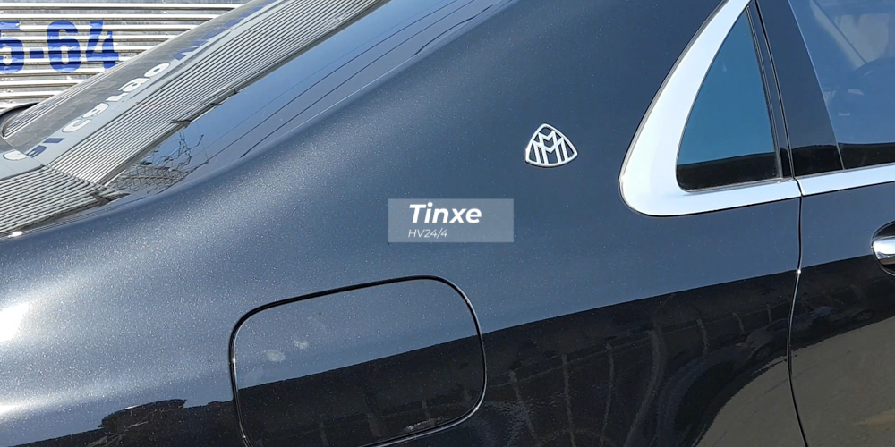 Bao quanh các lưới tản nhiệt thanh nan dọc mới trên dòng xe siêu sang Mercedes-Maybach S650 2020 là một thanh nẹp mạ crôm cỡ lớn sáng bóng. Ngoài ra còn có logo Maybach dập nổi rất cá tính và khác biệt so với những chiếc Mercedes-Maybach S650 đời cũ. Logo Maybach với chữ M kép còn xuất hiện ở trụ C. Bao quanh các lưới tản nhiệt thanh nan dọc mới trên dòng xe siêu sang Mercedes-Maybach S650 2020 là một thanh nẹp mạ crôm cỡ lớn sáng bóng. Ngoài ra còn có logo Maybach dập nổi rất cá tính và khác biệt so với những chiếc Mercedes-Maybach S650 đời cũ. Logo Maybach với chữ M kép còn xuất hiện ở trụ C.
