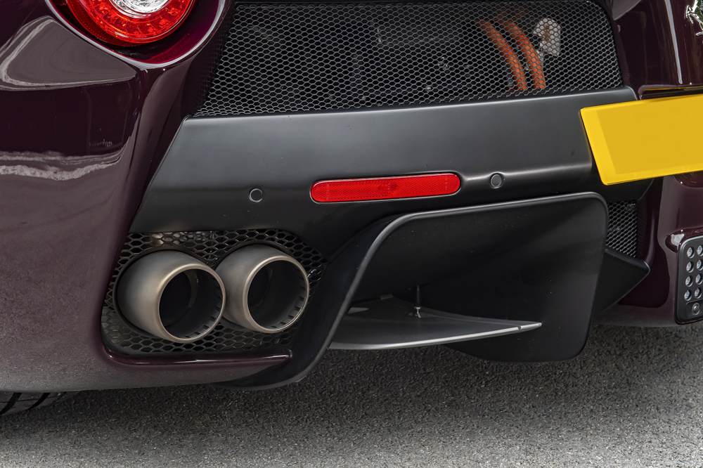  Kết hợp c&ugrave;ng động cơ xăng v&agrave; điện, tổng c&ocirc;ng suất tối đa tr&ecirc;n Ferrari LaFerrari l&agrave; 963 m&atilde; lực v&agrave; m&ocirc;-men xoắn cực đại đạt 900 Nm. Nhờ hệ dẫn động hybrid đầy mạnh mẽ n&agrave;y đ&atilde; gi&uacute;p si&ecirc;u xe triệu đ&ocirc; Ferrari LaFerrari c&oacute; thời gian tăng tốc từ vị tr&iacute; xuất ph&aacute;t l&ecirc;n 100 km/h chỉ trong 3,1 gi&acirc;y trước khi đạt vận tốc tối đa 350 km/h. 