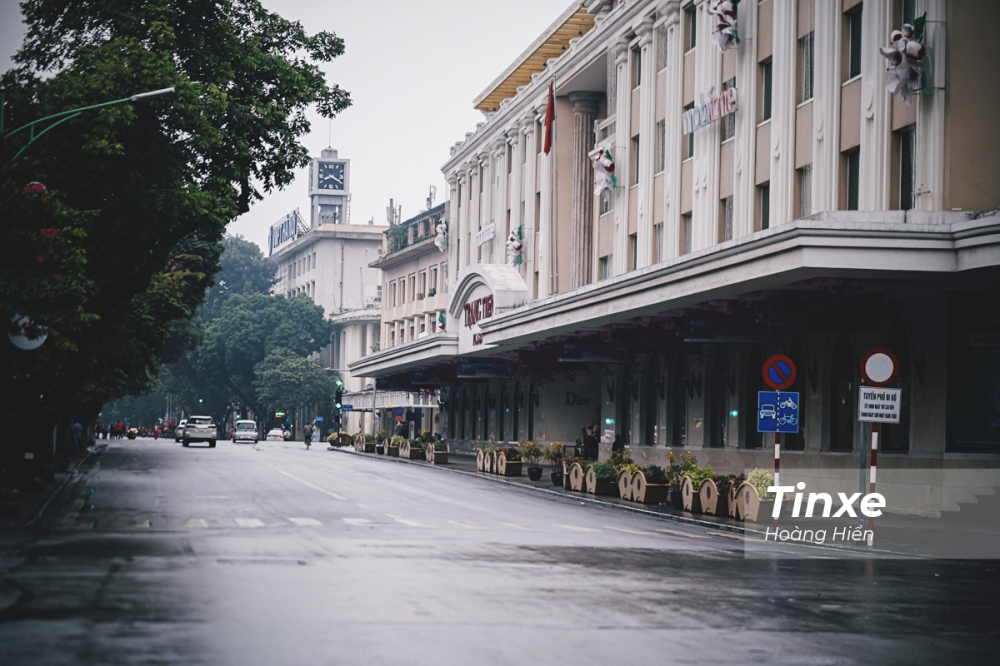 C&oacute; thể n&oacute;i rằng, m&ugrave;ng 1 Tết h&agrave;ng năm lu&ocirc;n l&agrave; dịp để H&agrave; Nội c&oacute; thể trở lại l&agrave; ch&iacute;nh m&igrave;nh. Một thủ đ&ocirc; ng&agrave;n năm văn hiến, b&igrave;nh y&ecirc;n v&agrave; đẹp b&igrave;nh dị.