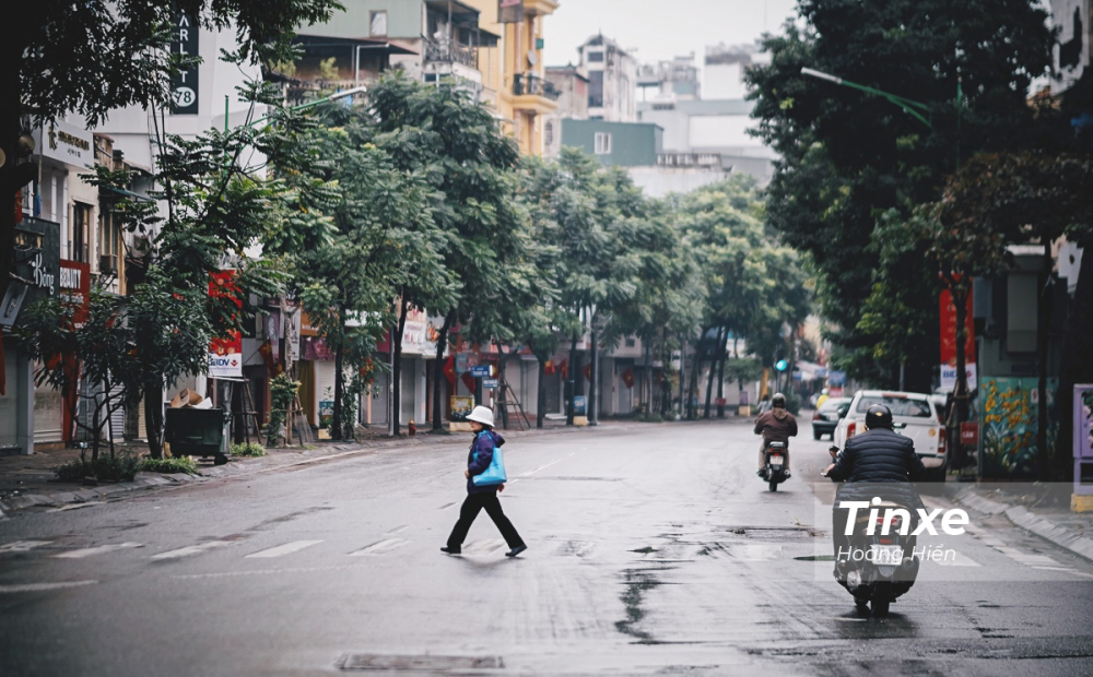 Những tuyến phố ch&iacute;nh như phố Huế, H&agrave;ng B&agrave;i, Trần Ph&uacute;, Kim M&atilde;,.... vốn đ&ocirc;ng đ&uacute;c xe v&agrave;o giờ cao điểm đi l&agrave;m th&igrave; nay đ&atilde; thưa thớt vắng b&oacute;ng người qua.