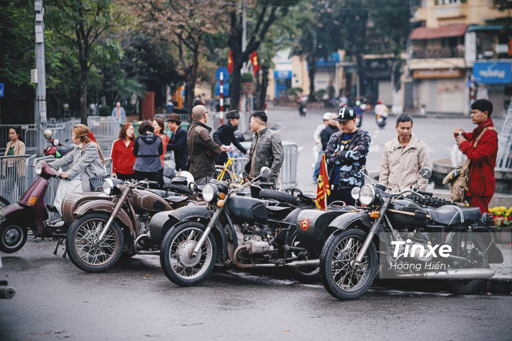M&ugrave;ng 1 Tết cũng l&agrave; dịp c&aacute;c tổ nh&oacute;m chơi xe ph&acirc;n khối lớn tại H&agrave; Nội gặp gỡ, giao lưu v&agrave; ch&uacute;c mừng năm mới.