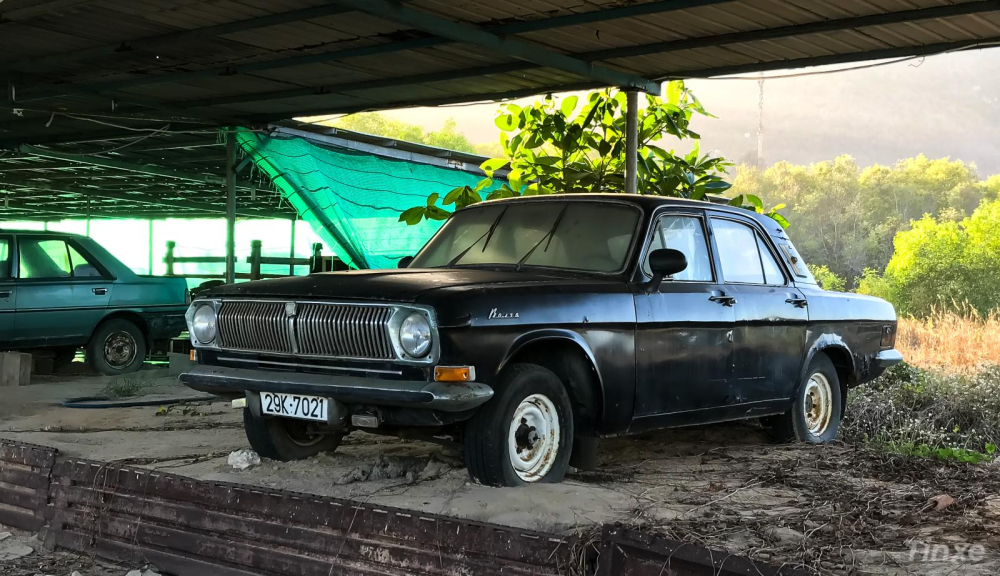 Một chiếc &ocirc; t&ocirc; cổ mang BKS H&agrave; Nội c&oacute; t&igrave;nh trạng kh&aacute; tốt trong b&atilde;i xe