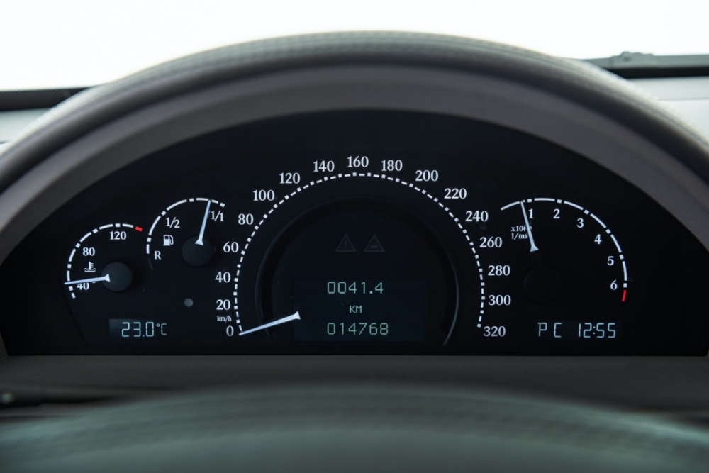 Đồng hồ công-tơ-mét của chiếc Maybach 57S