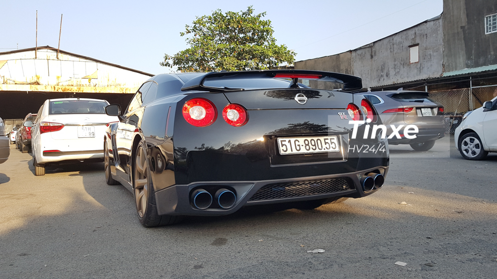 Nissan GT-R được trang bị động cơ V6, dung tích 3,8 lít, tăng áp kép Nissan GT-R được trang bị động cơ V6, dung tích 3,8 lít, tăng áp kép