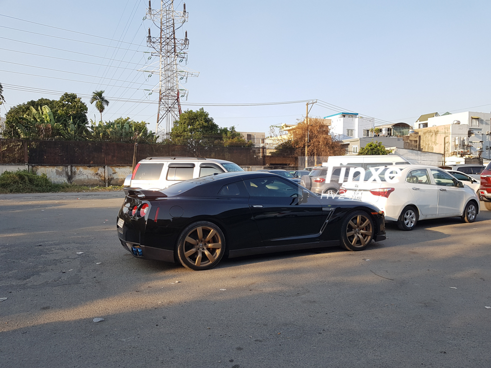 Chiếc Nissan GT-R này có bộ áo đen bóng kết hợp cùng các chi tiết màu đen nhám. Chiếc Nissan GT-R này có bộ áo đen bóng kết hợp cùng các chi tiết màu đen nhám.