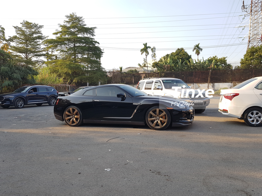 Tại thị trường Việt Nam, siêu xe đường phố Nissan GT-R đã qua sử dụng có giá dao dộng 3,2 đến 4 tỷ đồng. Tại thị trường Việt Nam, siêu xe đường phố Nissan GT-R đã qua sử dụng có giá dao dộng 3,2 đến 4 tỷ đồng.