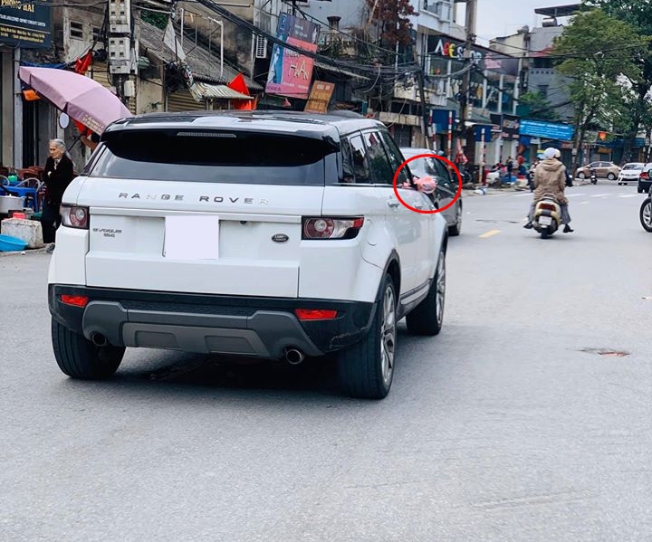 Mùng 2 Tết, Range Rover Evoque lăn bánh trên đường Hà Nội với cặp gương trang điểm sặc sỡ Mùng 2 Tết, Range Rover Evoque lăn bánh trên đường Hà Nội với cặp gương trang điểm sặc sỡ