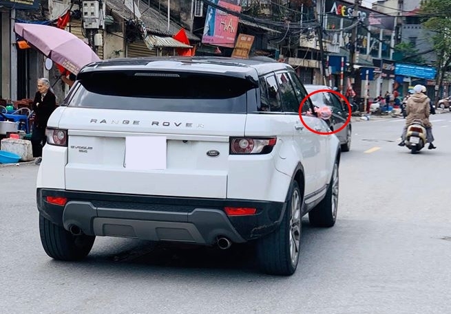C&ograve;n đ&acirc;y l&agrave; h&igrave;nh ảnh một chiếc Range Rover ở đầu cầu H&agrave; Nội di chuyển v&agrave;o m&ugrave;ng 2 Tết phải sử dụng cặp gương trang điểm l&agrave;m gương chiếu hậu