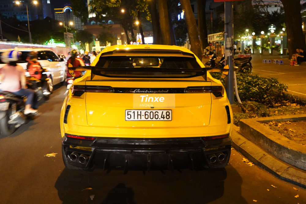 Vẻ đẹp của siêu SUV Lamborghini Urus đầu tiên tại Việt Nam độ Full bài Mansory trên đường phố Sài thành trong mùng 1 Tết Canh Tý.