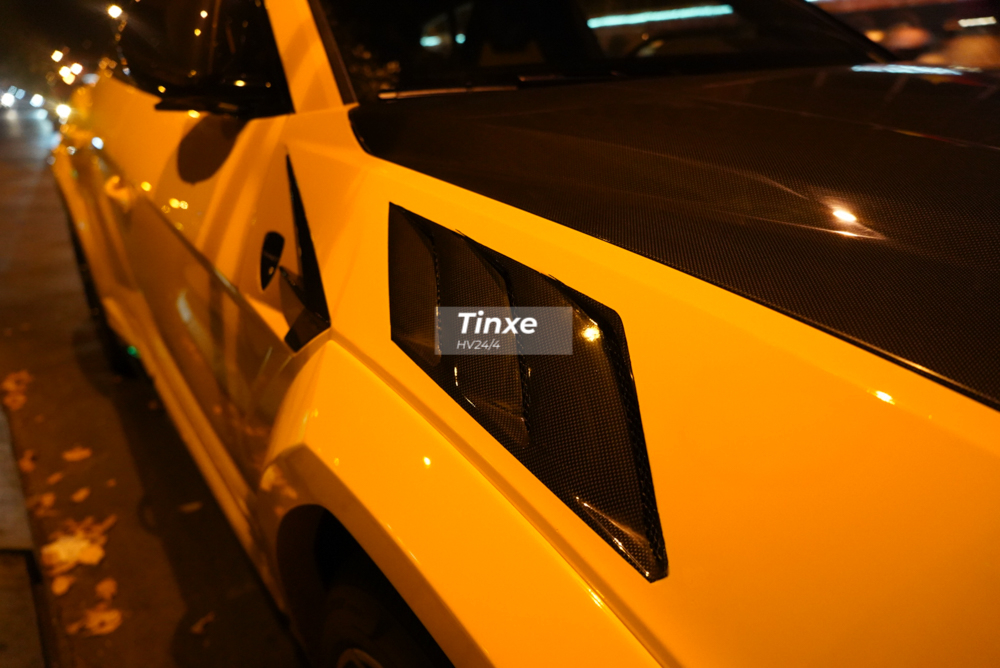 Mansory còn trang bị cho bản độ Lamborghini Urus Venatus vòm bánh xe được mở rộng và phía trên có thêm các khe hốc gió bằng carbon