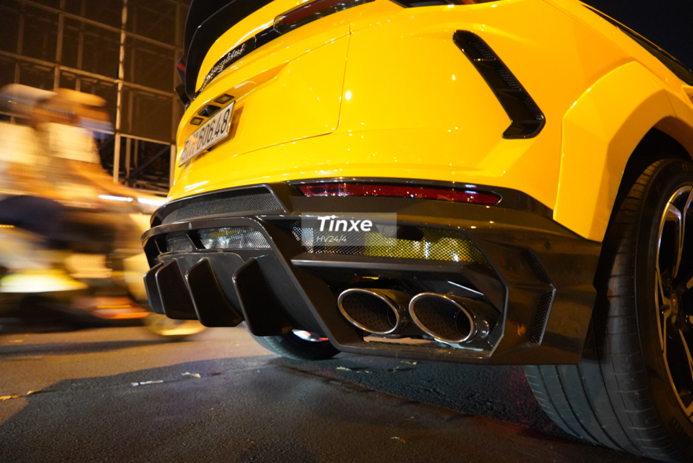 Cuối cùng chính là việc hãng độ Mansory trang bị cho bản độ Lamborghini Urus Venatus một cản va sau hoàn toàn mới đi cùng khuếch tán thể thao. Hai chi tiết này bằng carbon.