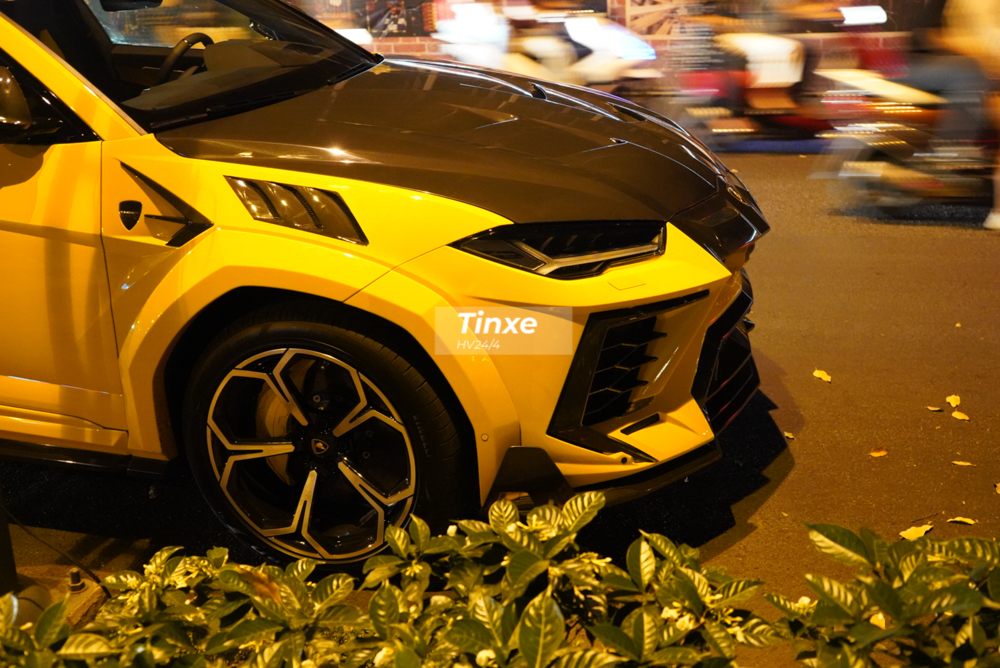 Siêu SUV Lamborghini Urus đầu tiên tại Việt Nam độ Full bài Mansory ra lò cận Tết Nguyên đán thuộc chiếc thứ 6 về Việt Nam. Xe được nhập khẩu chính hãng nhưng hành tung về nước khá kín tiếng