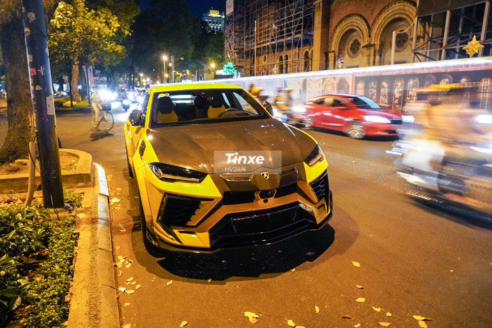 Chiếc siêu SUV Lamborghini Urus được chủ nhân đỗ bên hông nhà thờ Đức Bà để chơi Tết gần đó. Đây cũng là lần hiếm hoi chiếc Lamborghini Urus mang gói độ Venatus của Mansory được chủ nhân cho xuống phố.