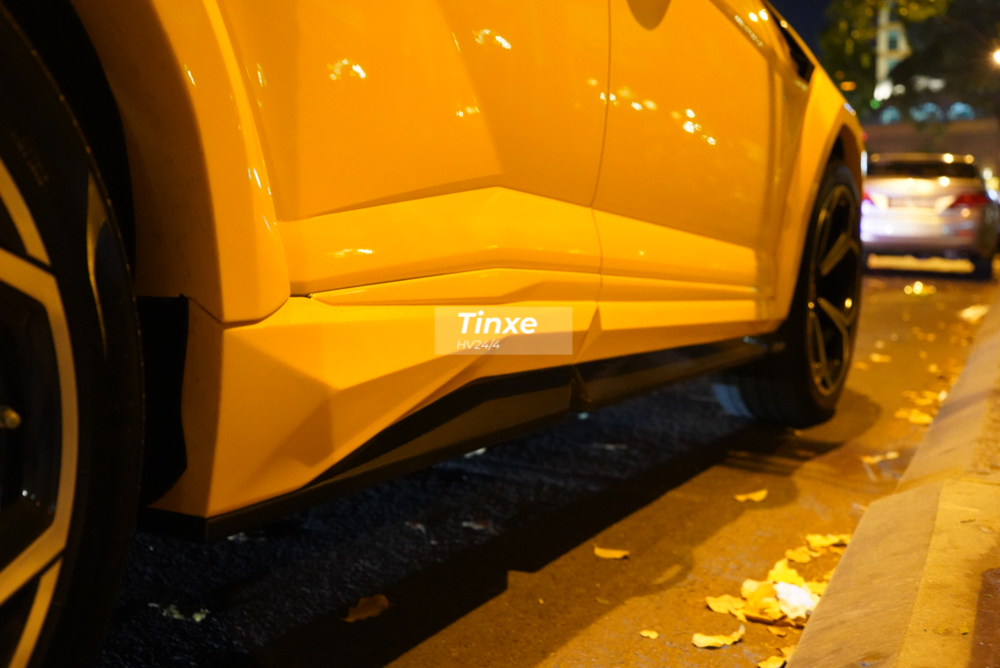 Những thay đổi khác của siêu SUV Lamborghini Urus đầu tiên tại Việt Nam độ Full bài Mansory so với xe nguyên bản còn có nắp capô mới với hai lỗ thông gió
