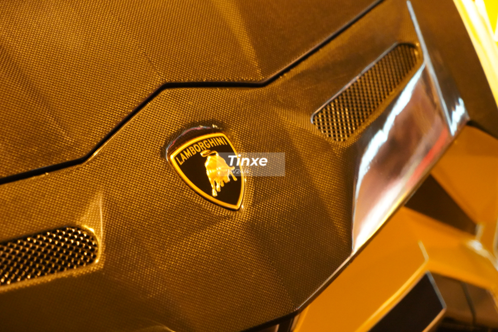 Mặt ca-lăng trên Lamborghini Urus nguyên bản đã được hãng độ Mansory thiết kế lại với các khe gió làm mát và toàn bộ chi tiết này đều bằng carbon.