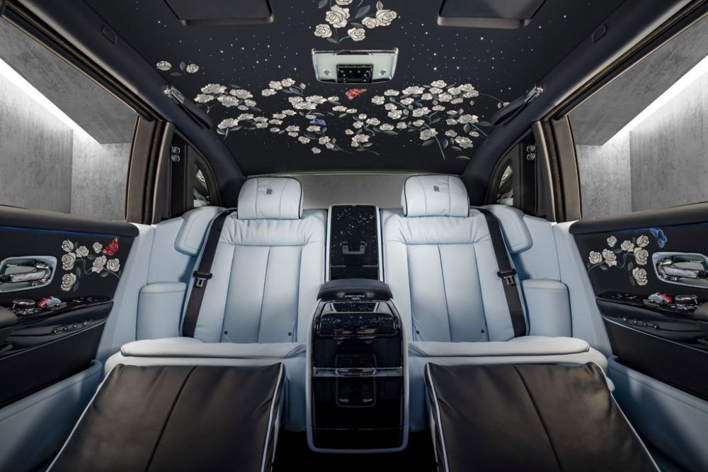 Một triệu mũi thêu để tạo nên vườn hồng bên trong không gian của chiếc Rolls-Royce Phantom. Một triệu mũi thêu để tạo nên vườn hồng bên trong không gian của chiếc Rolls-Royce Phantom.