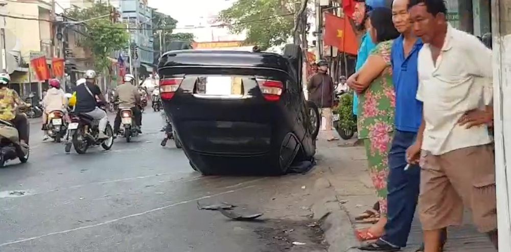Chiếc xe sang Mercedes-Benz lật ngửa tại hiện trường vụ tai nạn