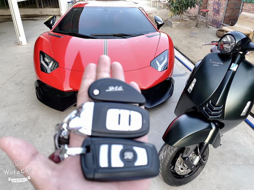 D&agrave;n ch&igrave;a kho&aacute; bao gồm Lamborghini Aventador, Rolls-Royce Wraith v&agrave; xe tay ga đắt tiền Vespa 946