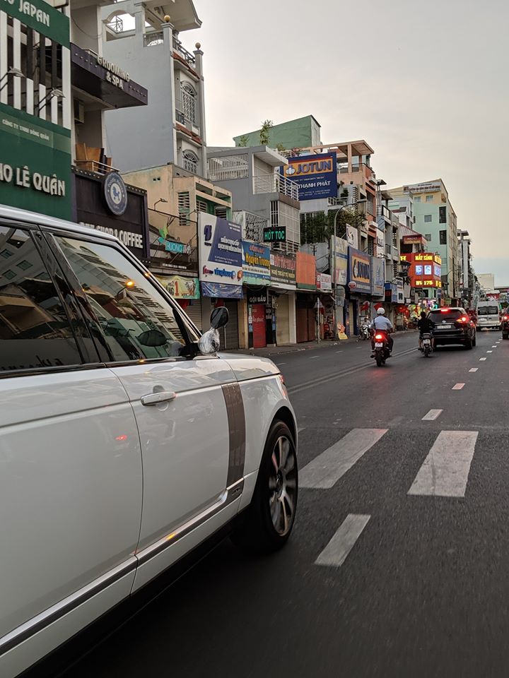 Xe Range Rover di chuyển tại S&agrave;i th&agrave;nh trong chiều m&ugrave;ng 2 Tết sử dụng gương của xe m&aacute;y