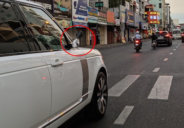 Xe Range Rover di chuyển tại Sài thành trong chiều mùng 2 Tết sử dụng gương của xe máy Xe Range Rover di chuyển tại Sài thành trong chiều mùng 2 Tết sử dụng gương của xe máy