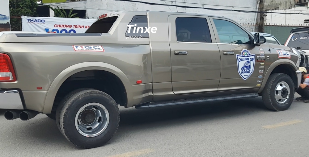 Nhắc đến những mẫu xe bán tải hạng nặng có lẽ nhiều người sẽ nghĩ đến Ford F150 Raptor, Chevrolet Silverado 1500 hay GMC Sierra. Tuy nhiên, tại thị trường Việt Nam còn xuất hiện một chiếc xe bán tải mang tên gọi Dodge Ram 3500 Heavy Duty Nhắc đến những mẫu xe bán tải hạng nặng có lẽ nhiều người sẽ nghĩ đến Ford F150 Raptor, Chevrolet Silverado 1500 hay GMC Sierra. Tuy nhiên, tại thị trường Việt Nam còn xuất hiện một chiếc xe bán tải mang tên gọi Dodge Ram 3500 Heavy Duty