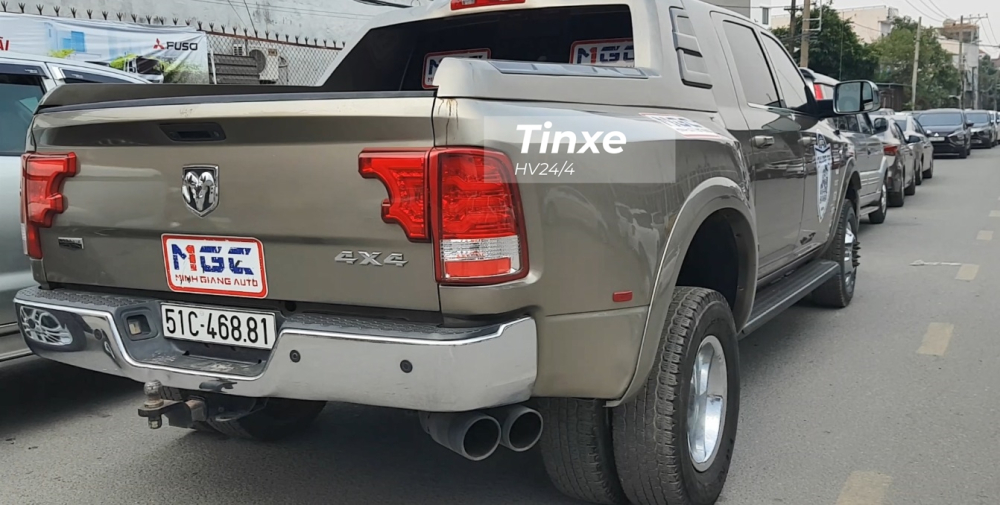 Sức mạnh được truyền tới bánh thông qua hộp số sàn hoặc tự động 6 cấp. Dodge Ram 3500 Heavy Duty có hệ dẫn động 4 bánh. Sức mạnh được truyền tới bánh thông qua hộp số sàn hoặc tự động 6 cấp. Dodge Ram 3500 Heavy Duty có hệ dẫn động 4 bánh.