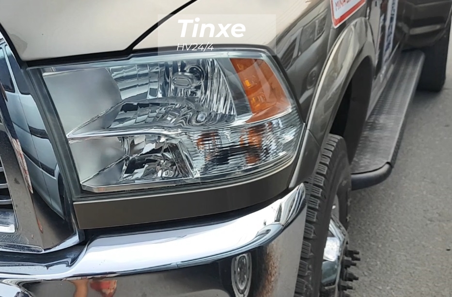 Cận cảnh đèn pha của Dodge Ram 3500 Heavy Duty Cận cảnh đèn pha của Dodge Ram 3500 Heavy Duty