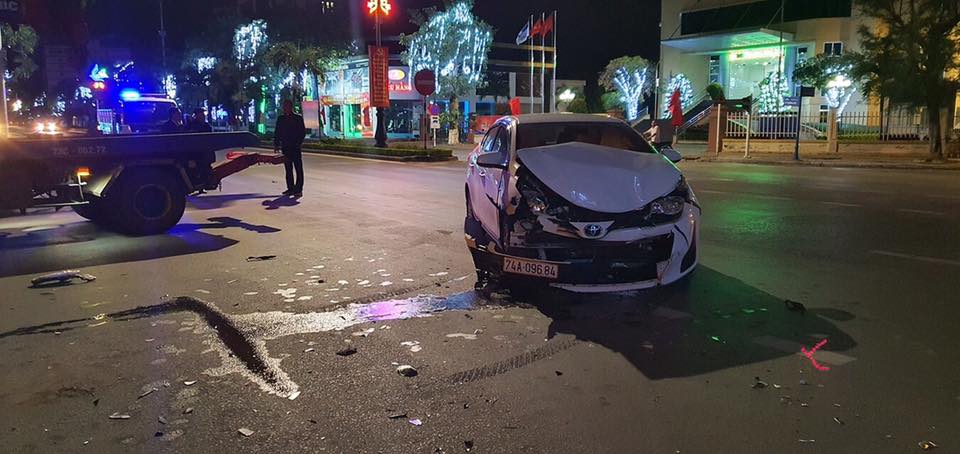 Chiếc xe Toyota Vios bị biến dạng phần đầu xe.