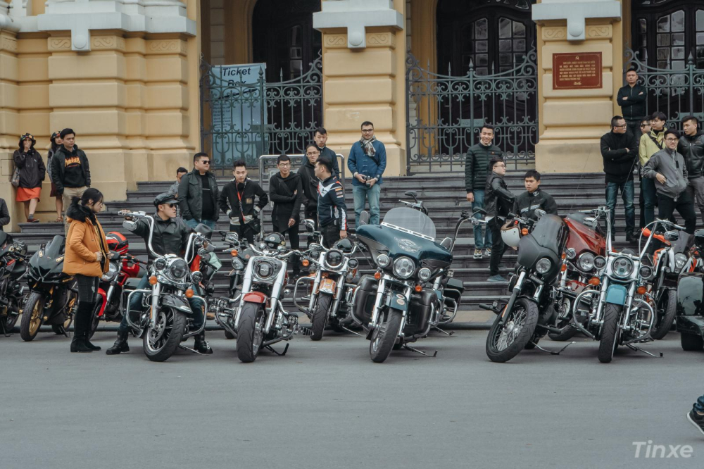 Buổi họp quy tụ khoảng hơn 30 chiếc xe ph&acirc;n khối lớn v&agrave; h&agrave;ng chục biker đến từ Thủ Đ&ocirc;