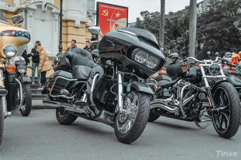 Những chiếc xe Harley-Davidson bạc tỷ cũng c&oacute; mặt đọ d&aacute;ng