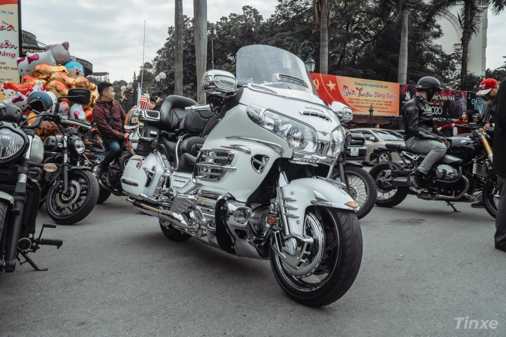 D&ograve;ng xe Cruiser h&agrave;ng khủng Honda Goldwings c&oacute; mặt tại buổi tụ họp, kế b&ecirc;n l&agrave; Kawasaki Vulcan 650
