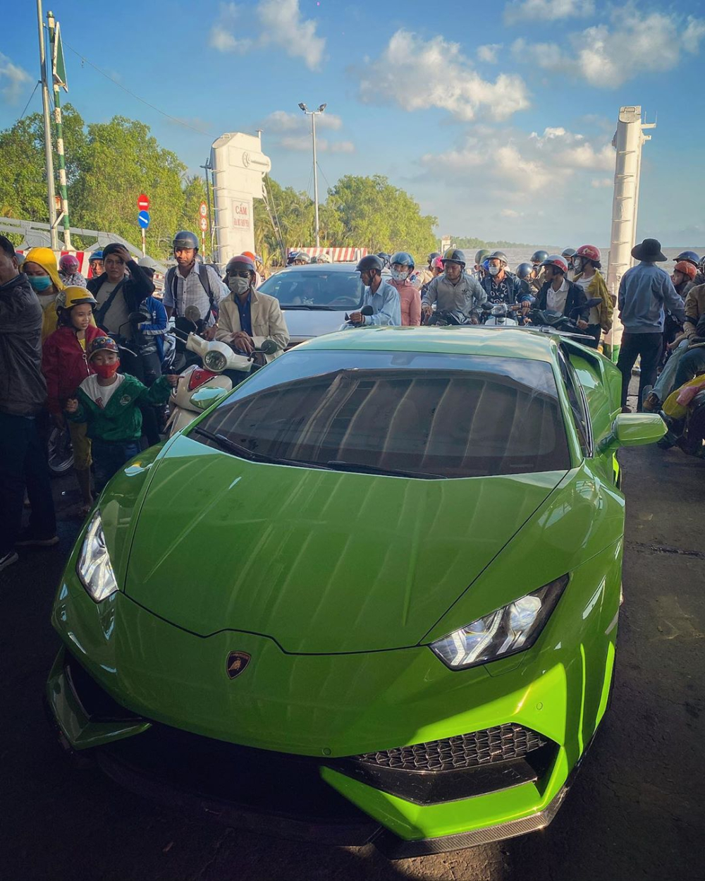 Si&ecirc;u xe Lamborghini Huracan LP610-4 được chủ nh&acirc;n cho đi ph&agrave;
