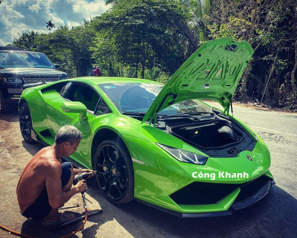 Người đ&agrave;n &ocirc;ng v&aacute; vỏ xe cho chiếc si&ecirc;u xe Lamborghini Huracan LP610-4 m&agrave;u xanh cốm