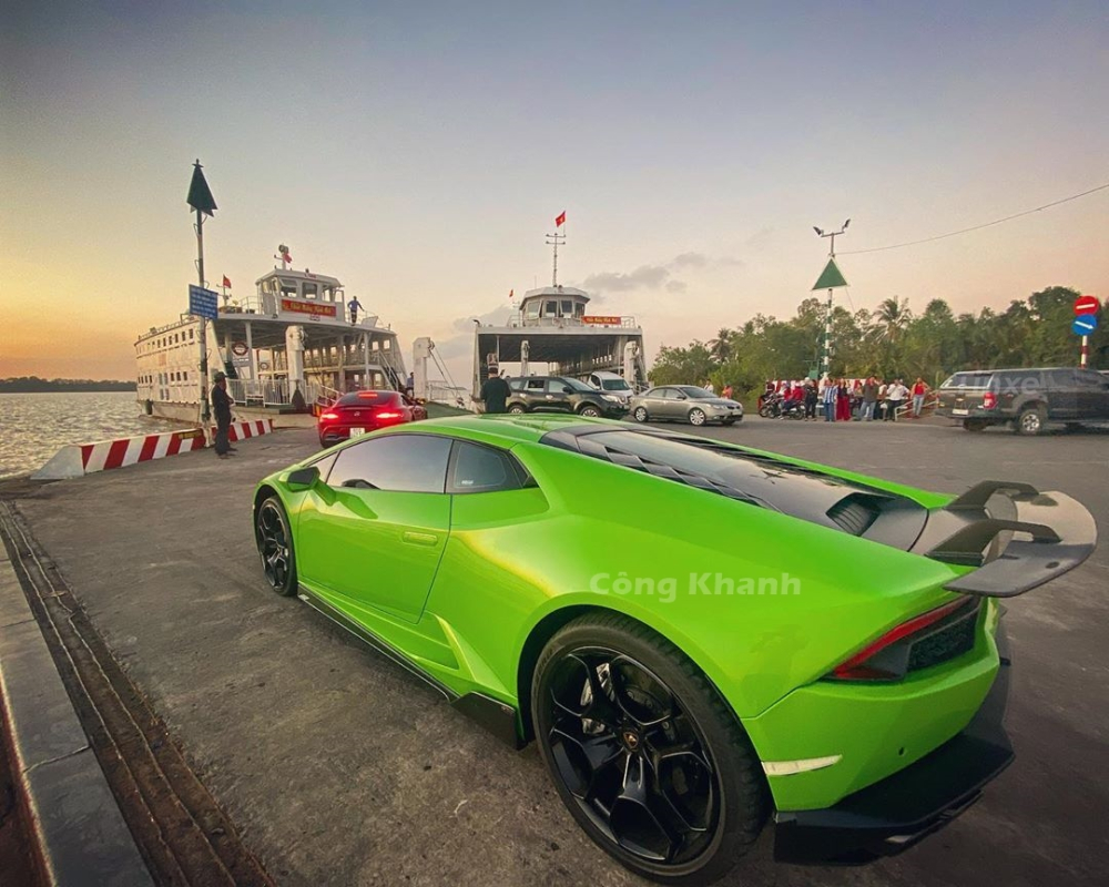 Lamborghini Huracan LP610-4 m&agrave;u xanh cốm biển Nam Định v&agrave; Mercedes-AMG GT S m&agrave;u đỏ tr&ecirc;n chuyến ph&agrave; ở miền T&acirc;y