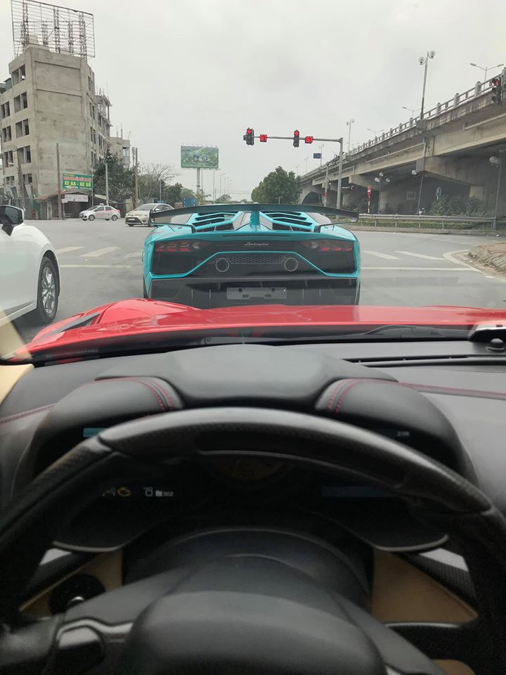Lamborghini Aventador SVJ trên đường phố Hà Nội vào dịp Tết. Người chụp ảnh chạy siêu xe độ Ferrari F12 Berlinetta Duke Dynamics Lamborghini Aventador SVJ trên đường phố Hà Nội vào dịp Tết. Người chụp ảnh chạy siêu xe độ Ferrari F12 Berlinetta Duke Dynamics