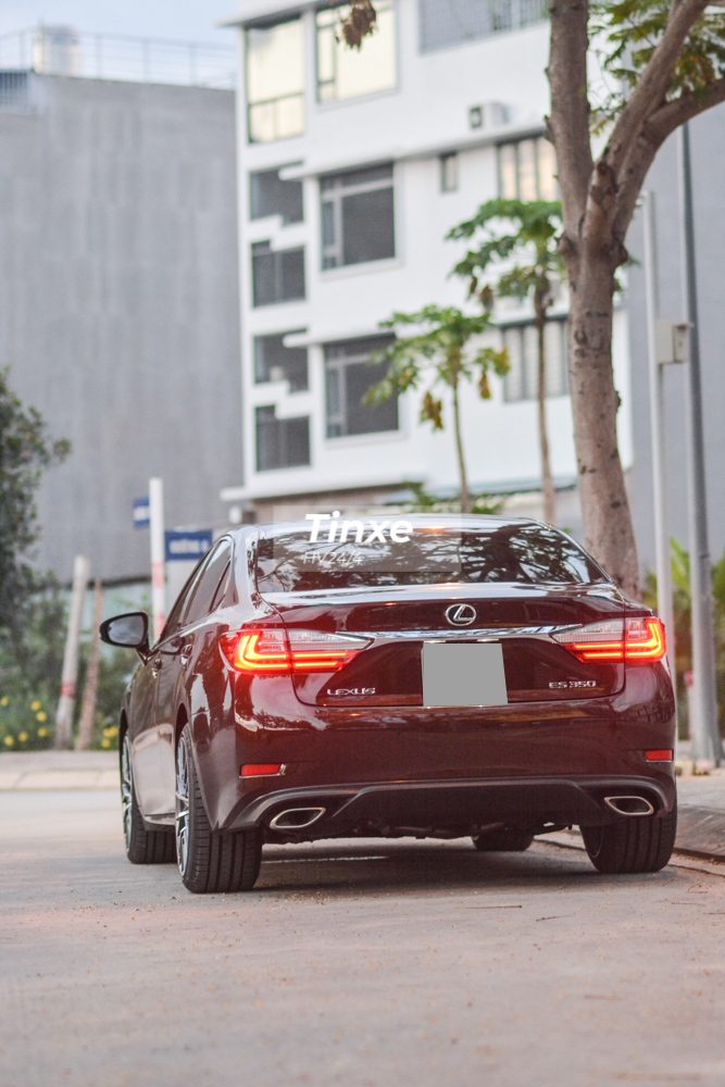 Chiếc xe này có cản va sau và chụp ống xả mới.