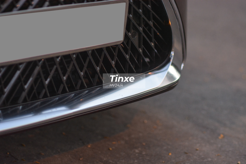 Vẫn là lưới tản nhiệt đồng hồ cát nhưng phiên bản Lexus ES350 đời mới có các nan thiết kế 3D, trừu tượng hơn so với các thanh nan nằm ngang của phiên bản Lexus ES350 đời 2016.