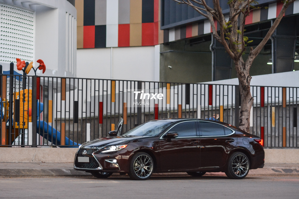 Chiếc Lexus ES350 đời cũ này được chủ xe cho độ lên body kit phiên bản 2019 và thay luôn cặp mâm của bản F Sport khiến dân tình xôn xao liệu có đáng hay không.
