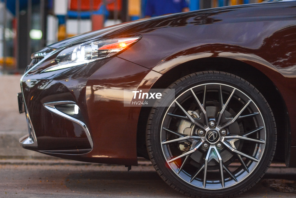 Không chỉ có lưới tản nhiệt đồng hồ cát dạng mới nhất, chiếc xe sang Lexus ES350 đời cũ còn có bộ body kit của phiên bản 2019 mang đến cái nhìn mới mẻ hơn.
