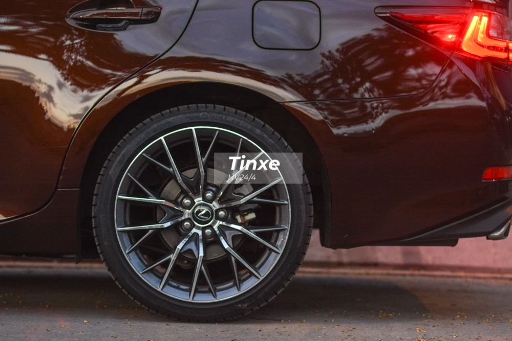 Chiếc Lexus ES350 đời cũ này được chủ nhân trang bị lên bộ mâm của phiên bản hiệu suất cao F Sport.