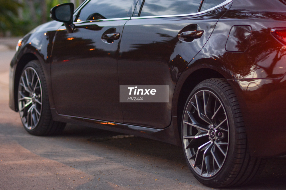 Cận cảnh phần bên hông xe Lexus ES350 đời cũ nâng cấp body kit của bản 2019.