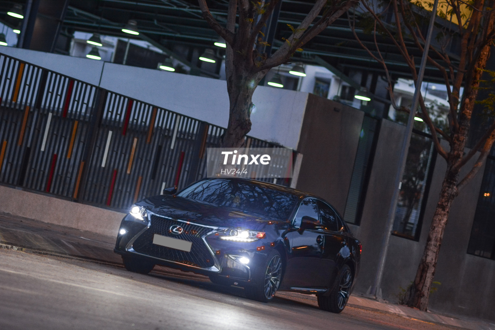 Vẻ đẹp của Lexus ES350 đời cũ đã được nâng cấp lên body kit bản 2019.