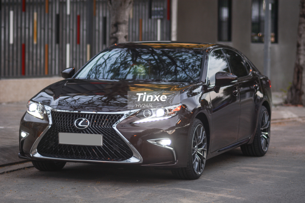 Chính vì thế mà một chủ xe Lexus ES350 đời 2016 đã không ngại ngần bỏ ra số tiền gần 200 triệu đồng để trùng tu lại nhan sắc chiếc xe sang này để chơi Tết Nguyên đán.