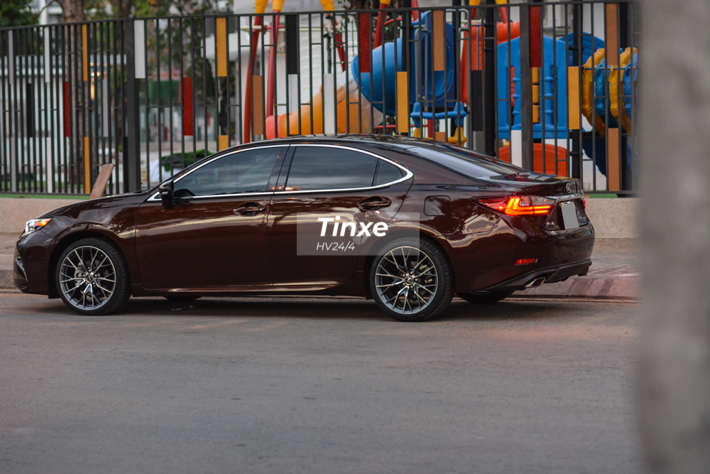 Cung cấp sức mạnh cho Lexus ES350 đời cũ nâng cấp lên bản 2019 là khối động cơ V6, dung tích 3.5 lít, sản sinh công suất tối đa 272 mã lực tại vòng tua máy 6.200 vòng/phút và mô-men xoắn cực đại 346 Nm tại vòng tua máy 4.700 vòng/phút