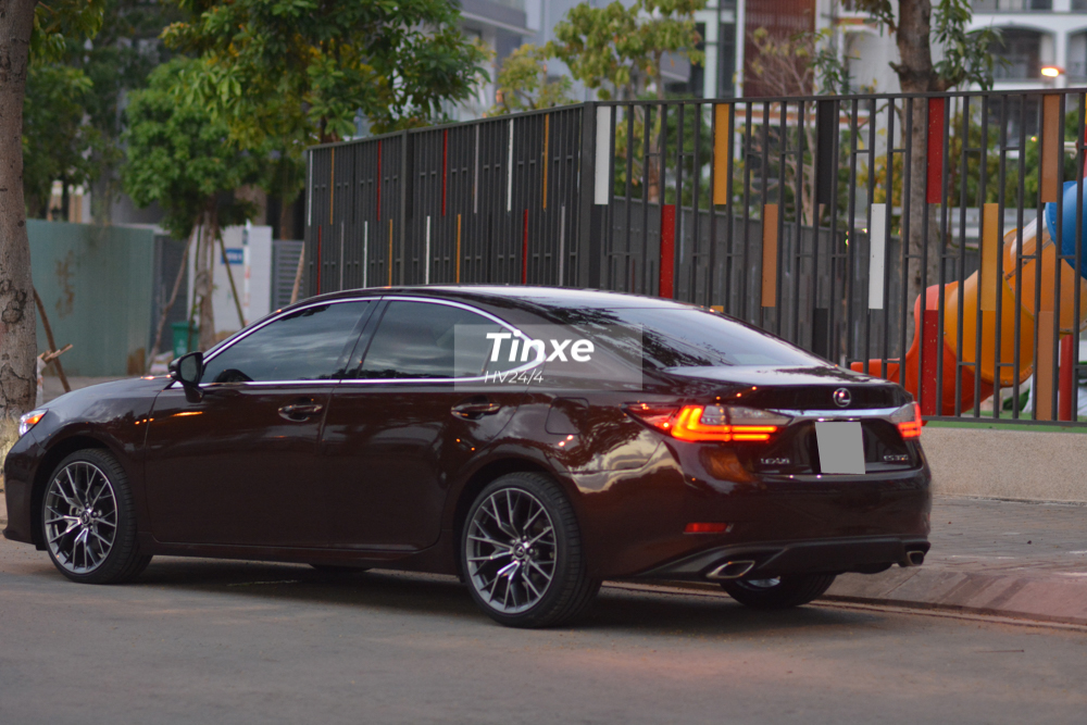 Thực tế ra một chiếc Lexus ES350 đời cũ và bản 2019 đã có thiết kế khác nhau, nhưng nhìn chung mẫu xe sang này không có phiên bản xe siêu sang quá nổi bật và ấn tượng như các mẫu xe sang khác trong cùng phân khúc để nâng cấp lên body kit. Chẳng hạn như Mercedes-Benz S400 đời cũ có thể độ lên dễ dàng ngoại thất của phiên bản xe siêu sang Mercedes-Maybach S450 2019...