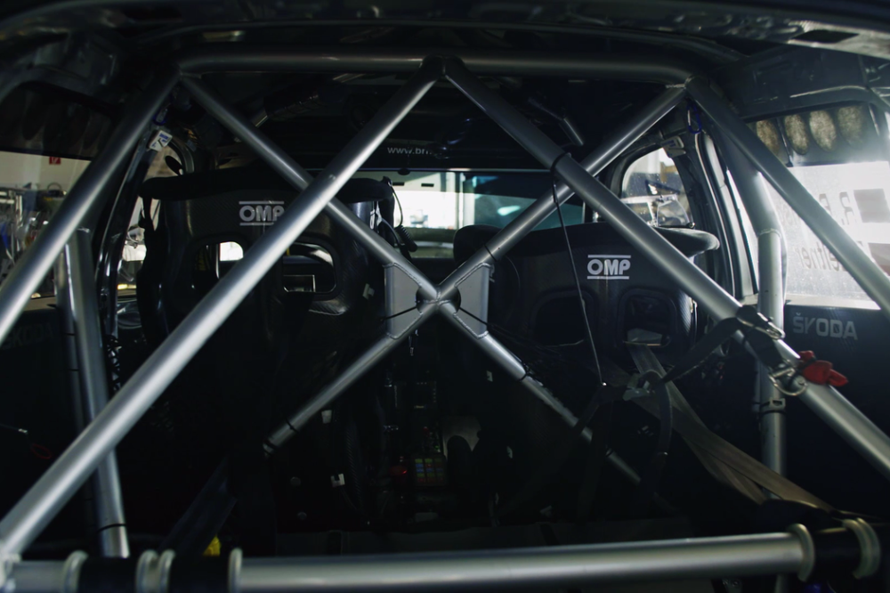 Bộ khung chịu lực Roll Cage được l&agrave;m từ 14 m&eacute;t th&eacute;p si&ecirc;u cường lực