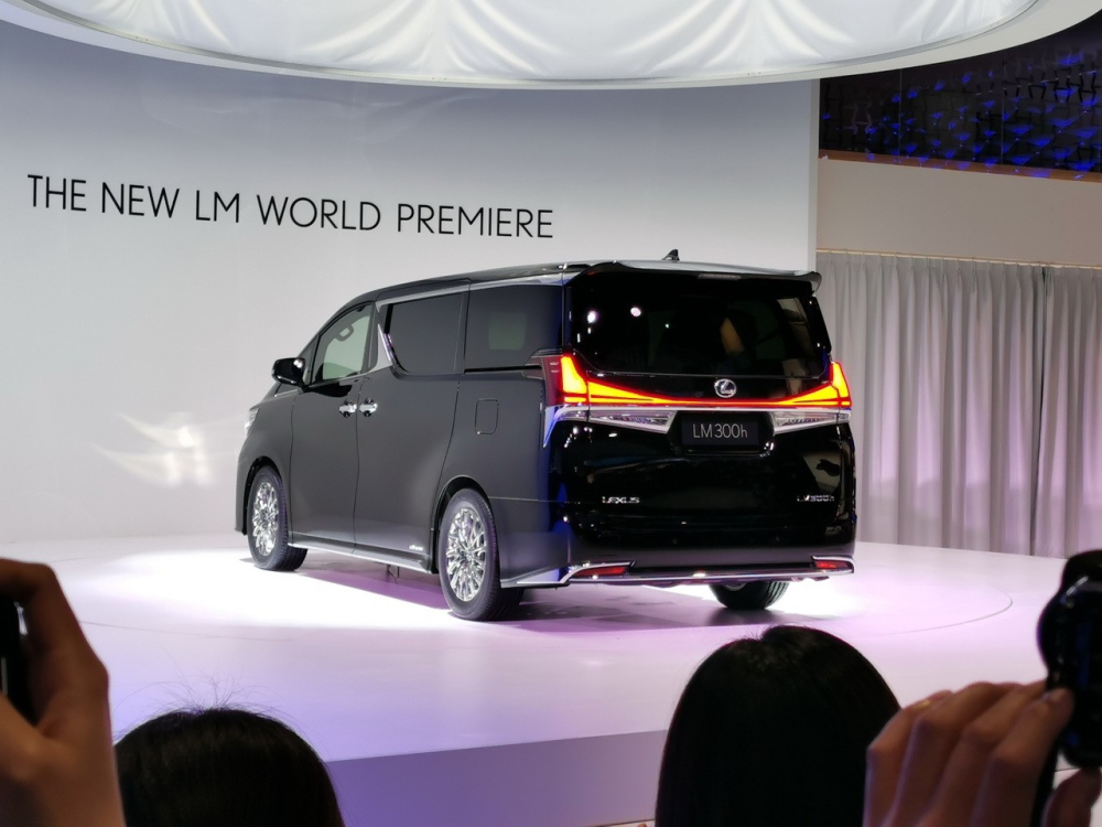 Cụm đèn hậu nối liền là điểm nhấn của Lexus LM 2020 ở phía sau Cụm đèn hậu nối liền là điểm nhấn của Lexus LM 2020 ở phía sau