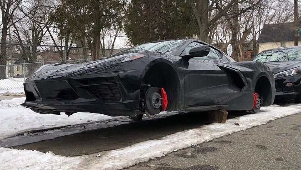 Cả 4 b&aacute;nh xe của chiếc Chevrolet Corvette C8 Stingray 2020 n&agrave;y đều bị kẻ gian lấy đi