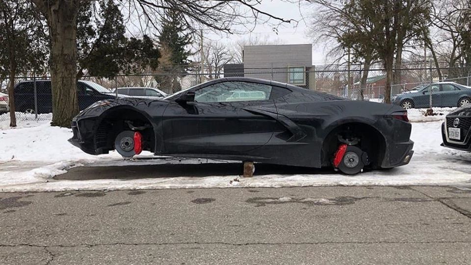 Kẻ gian lấy gạch v&agrave; một thanh gỗ k&ecirc; gầm xe Chevrolet Corvette thế hệ thứ 8 l&ecirc;n để trộm c&aacute;c b&aacute;nh xe