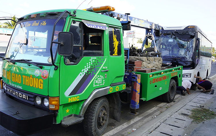 Chiếc xe khách gặp tai nạn (Ảnh: Hoàng Nam)